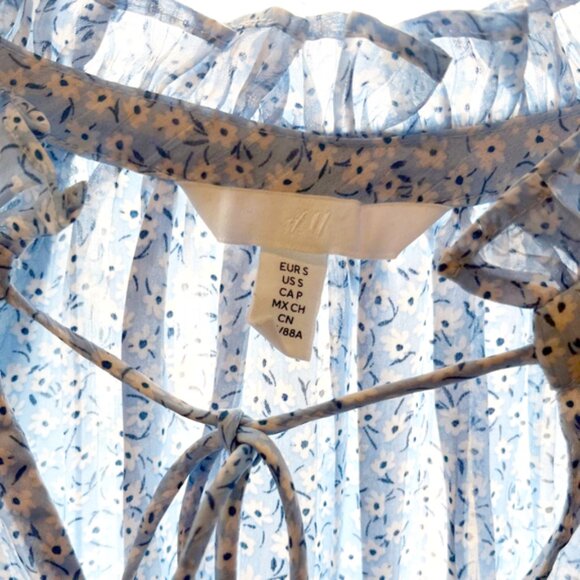 H&M Blue Floral Print Ruffle Tie-Front Blouse – Size S 🌸💙 - Picture 4 of 5